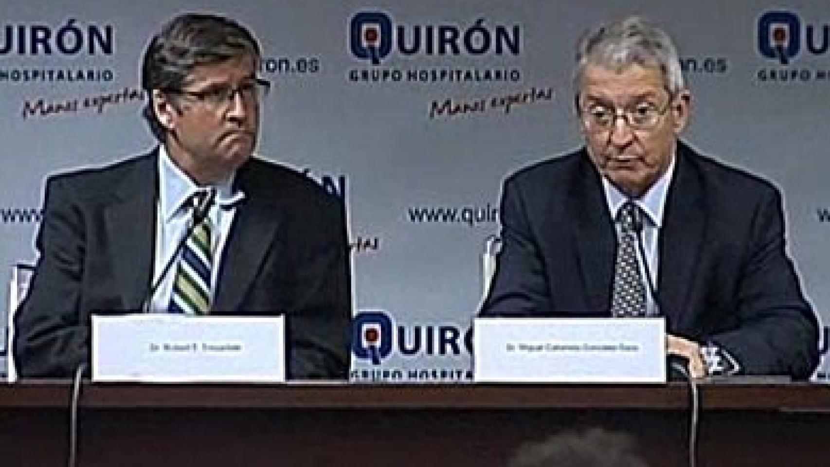 Robert Trousdale (izquierda) y Miguel Cabanela (derecha), durante la rueda de prensa posterior a la operación del Rey