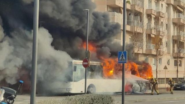 El incendio de un autobús en Blanes (Girona) obliga a evacuar a 19 vecinos de un edificio / EP