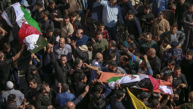 Palestinos en un funeral por la muerte de decenas de personas en el campo de refugiados de Jabaliya / EFE - EPA - MOHAMMED SABER