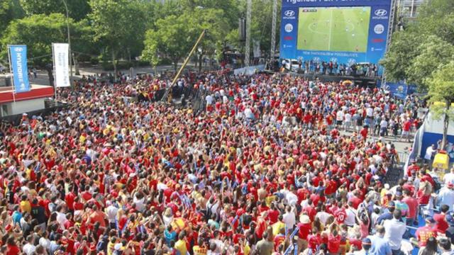 Una foto de archivo de una pantalla gigante en Barcelona para dar apoyo a La Roja