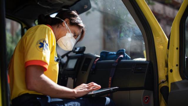 Una técnico del Sistema de Emergencias Médicas (SEM) en una ambulancia / EP