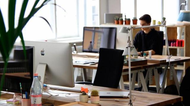 Un trabajador en la oficina durante horario laboral / CG