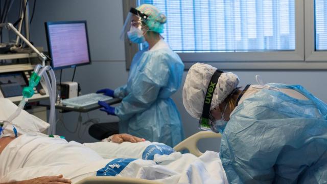 Personal sanitario atiende a una persona hospitalizada en la uci / GLÒRIA SÁNCHEZ - EUROPA PRESS