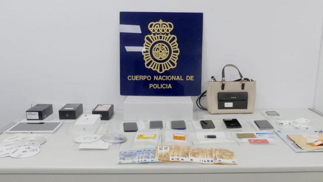 Tarjetas SIM, móviles de alta gama, un ordenador, tableta electrónica y dinero incautado a los dos estafadores detenidos / POLICÍA