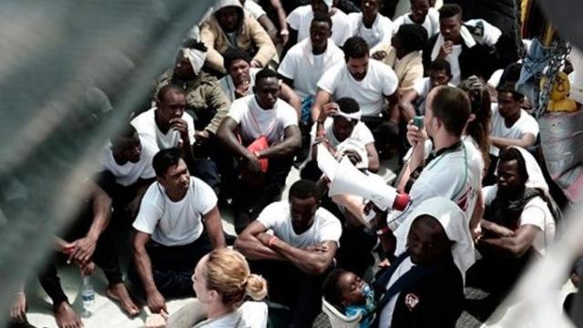 Un grupo de migrantes en el 'Aquarius' / EUROPA PRESS