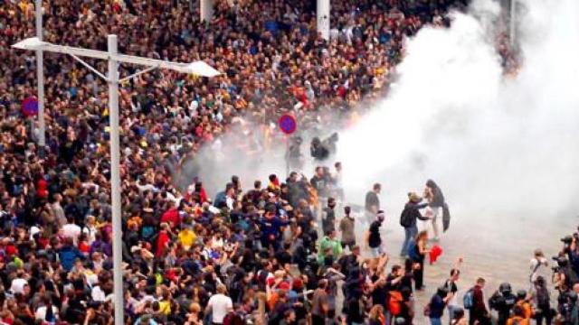 Imagen de los disturbios causados por manifestantes independentistas en el aeropuerto Barcelona-El Prat Josep Tarradellas / EFE