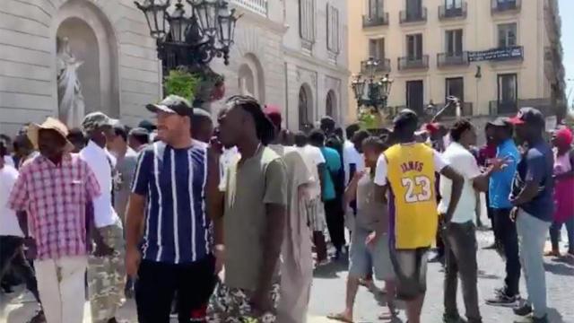 Manteros protestando ante el Ayuntamiento de Barcelona / @RebecaCarranco (TWITTER)