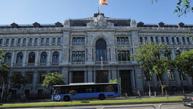 La deuda pública se reduce en siete décimas en términos de PIB, según el Banco de España / EP