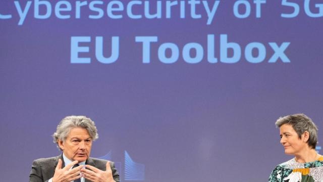 Comisarios europeos en Bruselas hablando de los planes de la UE sobre la red 5G / EUROPA PRESS