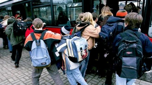 Unos niños que entran en un autobús de transporte escolar / EFE