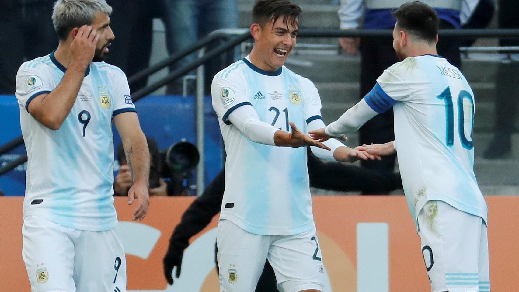 Messi, Agüero y Dybala celebran el gol del de la Juve / EFE
