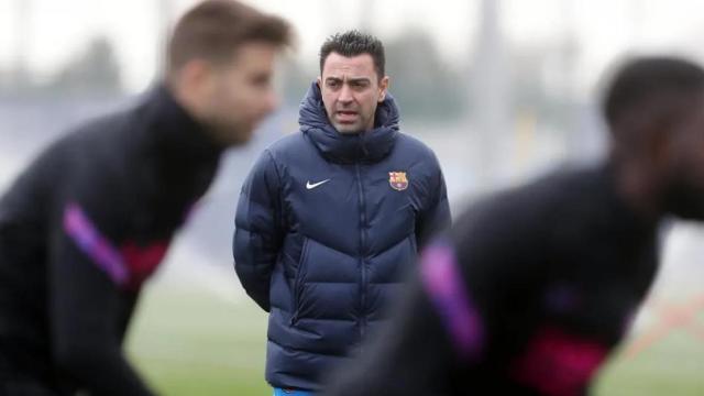 Xavi Hernández, al mando de un entrenamiento del Barça / FCB