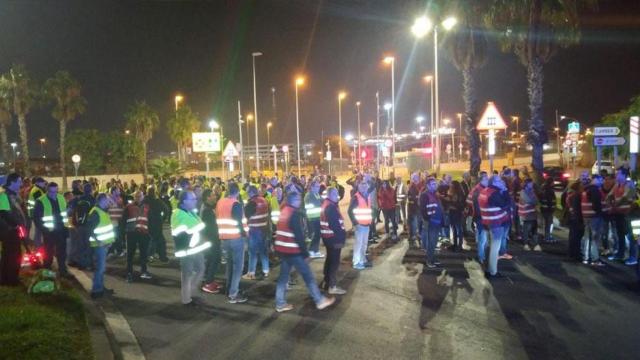 Transportistas en huelga cortan el tráfico en una de las entradas del Puerto de Barcelona / UGT