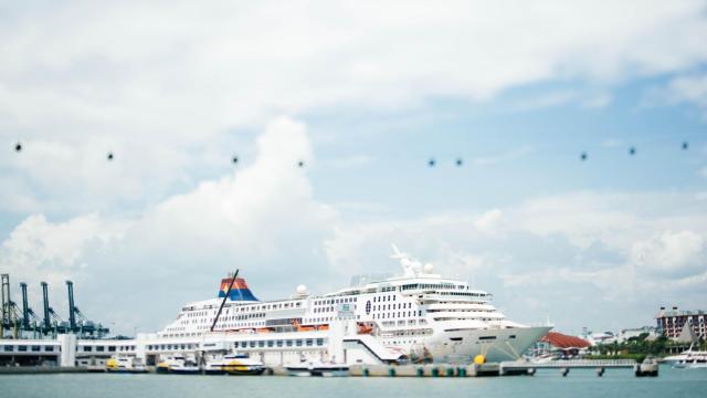 Un crucero atracado en un puerto / UNSPLASH