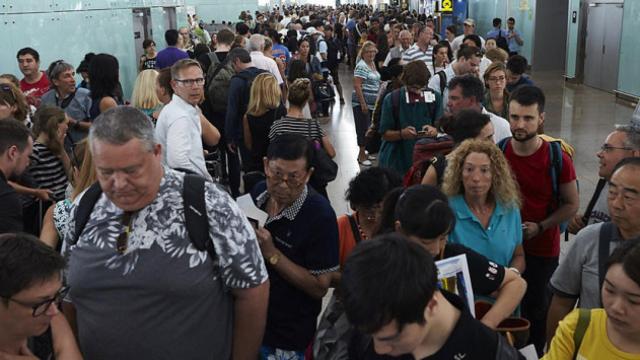 Colas en los filtros de seguridad del aeropuerto de El Prat por la huelga parcial del personal de Eulen / EFE