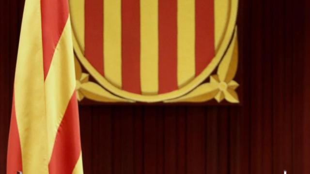 La presidenta del Parlament, Laura Borràs, exigiendo llevar mascarilla sin ponérsela ella / EFE