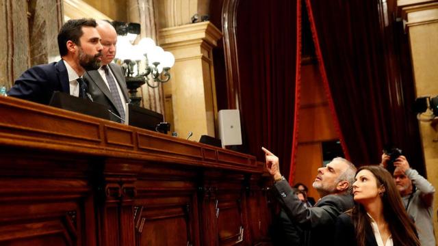 Los diputados de Cs Carlos Carrizosa y Lorena Roldán discuten con el presidente del Parlament / EFE