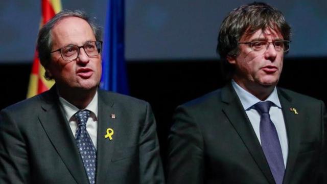 Los líderes independentistas Quim Torra, presidente de la Generalitat junto a su precedesor, el prófugo Carles Puigdemont / EFE