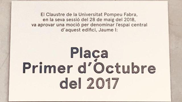 Placa conmemorativa del 1-O en la Universitat Pompeu Fabra / @martamarfany