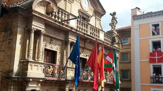 Un juzgado anula la colocación de la ikurriña en el Ayuntamiento de Pamplona
