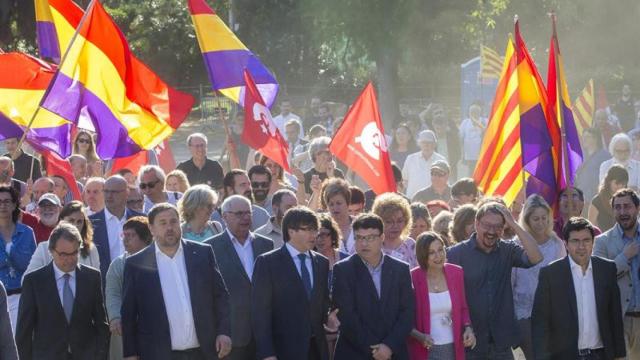 Joan Josep Nuet, acompañado por Carles Puigdemont, Oriol Junqueras y Gerardo Pisarello, entre otros / EFE