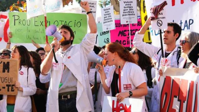 Médicos catalanes, durante una protesta ante el Parlamento autonómico / CG