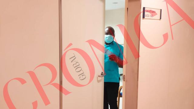 Un asistente del expresidente de Angola, José Luis Eduardo dos Santos, en la Clínica Teknon / Cedida