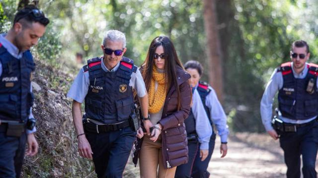 Rosa Peral frente a la vivienda que presuntamente cedió a su padre para declararse insolvente