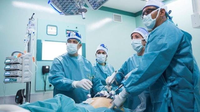Médicos durante una intervención en el Centro Médico Teknon de Barcelona, uno de los hospitales de la sanidad privada / EP