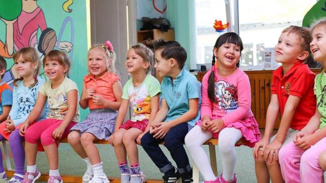 Niños y niñas en un jardín de infancia / PIXABAY