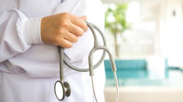 Estetoscopio en las manos de un médico / CG