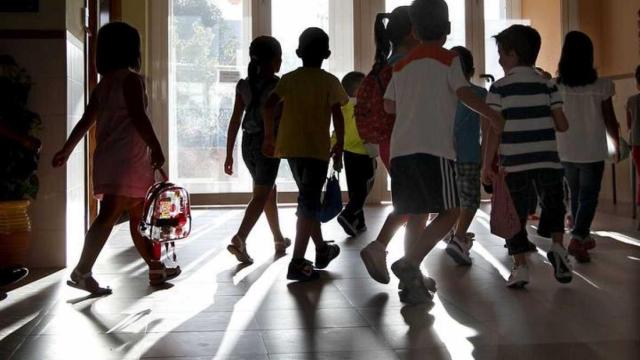 Un grupo de niños saliendo de un colegio / EFE