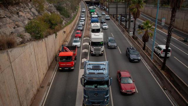 Los transportistas protestan en la Ronda de Dalt de Barcelona / DAVID ZORRAKINO - EUROPA PRESS