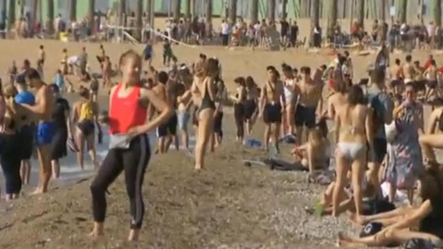 Imagen de la playa de la Barceloneta el miércoles por la mañana, primer día que el Ayuntamiento permite el acceso a los arenales / CCMA