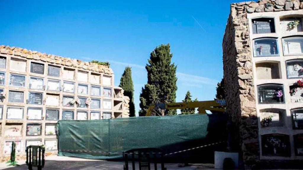Imagen del derrumbe de 144 nichos en el Cementerio de Montjuïc de Barcelona, que se ha cobrado la 'cabeza' de Jordi Valmaña / CG
