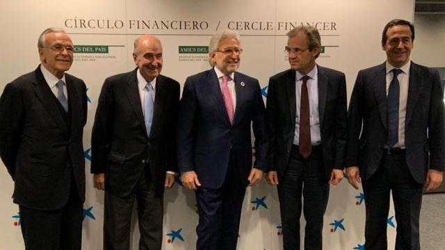 El presidente de Foment del Treball, Josep Sánchez Llibre (c), con la cúpula de Caixabank y el presidente de la Fundación Bancaria La Caixa, Isidro Fainé (i) / CG
