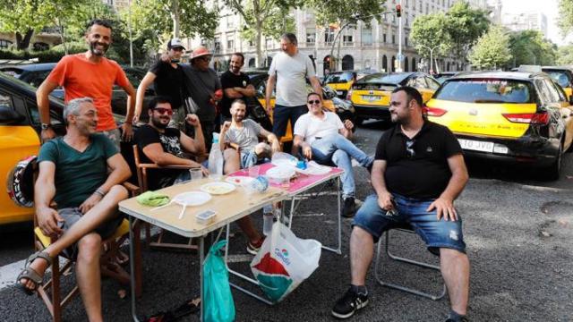 Taxistas cortando la Gran Vía de Barcelona / EFE