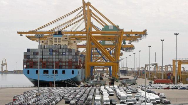 Un barco en la terminal de estiba de un puerto, en una imagen de archivo / EFE