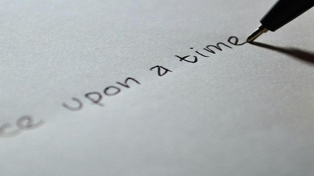 Inicio de un libro, que podría estar escrito por alguien con seudónimo / Fathromi Ramdlon EN PIXABAY
