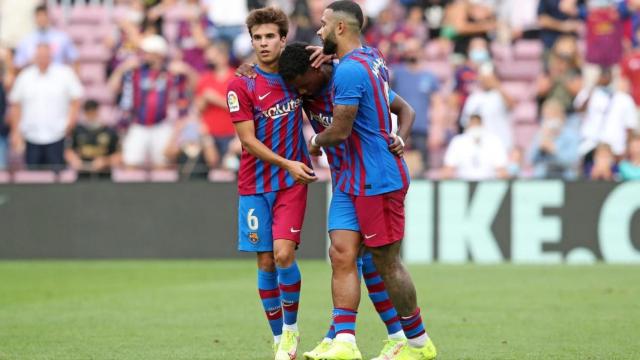 Ansu, Memphis y Riqui Puig celebrando un gol / FC Barcelona