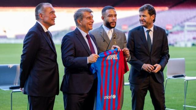 Mateu Alemany, a la derecha, en la presentación oficial de Memphis Depay / FCB