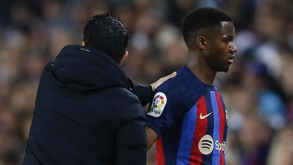 Xavi consuela a Ansu Fati tras ser sustituido en el Barça-Girona / EFE