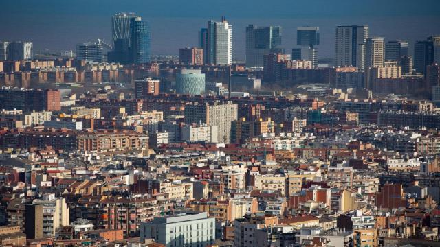 Vista panorámica de edificios de viviendas en Barcelona, Cataluña / DAVID ZORRAKINO - EUROPA PRESS