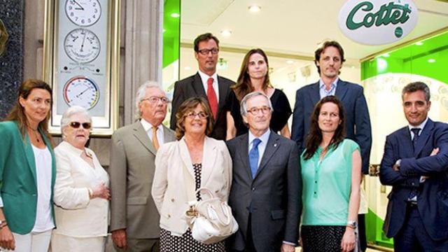 Imagen de archivo de la familia Cottet, miembros de la cuarta y la quinta generación, junto al alcalde de Barcelona en 2011, Xavier Trias, en la reinauguración del termómetro del centro de la ciudad / CG