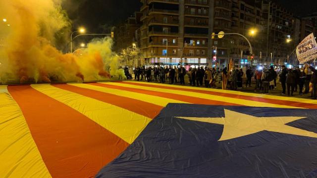 Bandera secesionista gigante en la calzada en uno de los cortes secesionistas de la Avenida Meridiana de Barcelona. Meridiana Resisteix