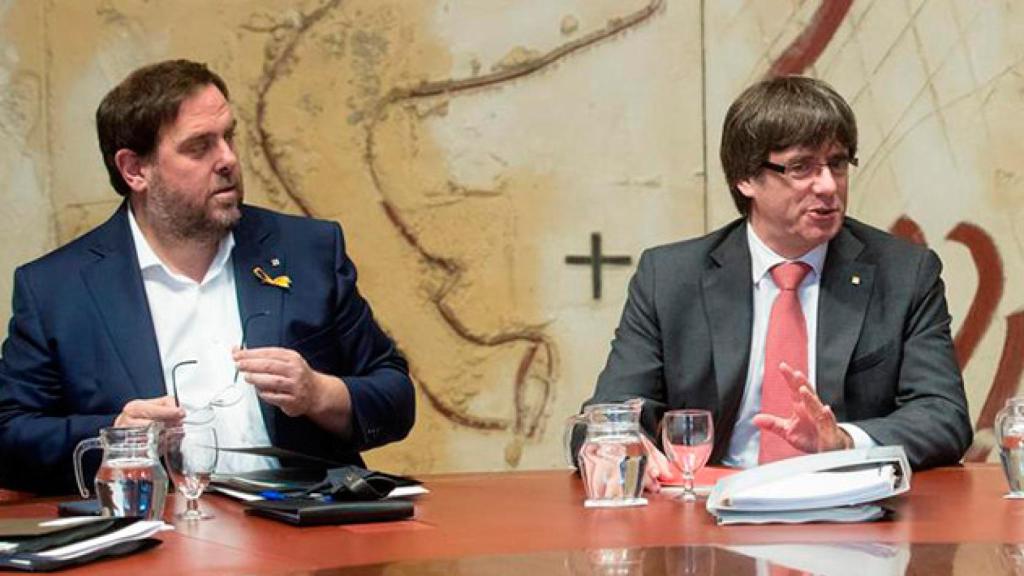 El presidente de la Generalitat, Carles Puigdemont (d), y el vicepresidente, Oriol Junqueras (i), durante la reunión semanal del gobierno catalán / EFE
