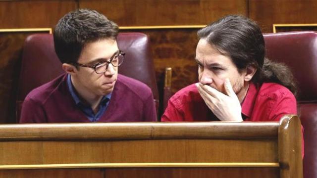 Íñigo Errejón (i) y Pablo Iglesias (d) en el Congreso de los Diputados / EFE