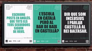 Carteles de rechazo a otros idiomas en una campaña impulsada por Plataforma per la Llengua y sindicatos educativos secesionistas en 2022 / PLATAFORMA PER LA LLENGUA