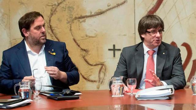 El presidente de la Generalitat, Carles Puigdemont (d), y el vicepresidente, Oriol Junqueras (i), durante la reunión semanal del gobierno catalán / EFE