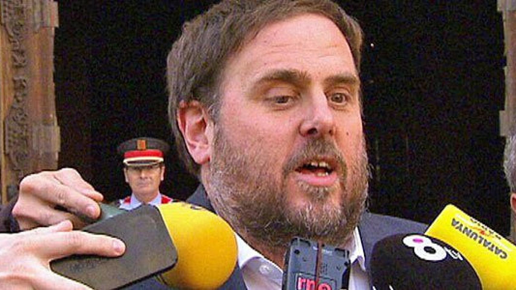 El líder de ERC, Oriol Junqueras, atiende a los medios tras reunirse con el presidente de la Generalidad, Artur Mas, en el Palacio de la Generalidad